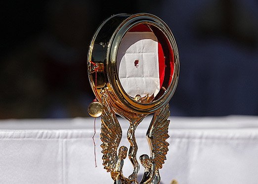 Cud eucharystyczny wydarzył się w 2008 r. W czasie porannej Mszy 12 października kapłanowi rozdzielającemu Komunię Świętą upadł na stopień ołtarza konsekrowany komunikant. Ksiądz przeniósł hostię do naczynia z wodą (vasculum), by mogła się rozpuścić. - Takie są procedury, że komunikant umieszcza się w naczyniu, które służy kapłanowi do obmywania palców po udzieleniu Komunii Świętej - mówi s. Julia Dubowska, zakrystianka, pierwszy świadek cudu. - Komunikant może rozpuszczać się kilka dni, więc przeniosłam vasculum do sejfu w zakrystii. Początkowo zaglądałam codziennie, a potem zapomniałam. - Kiedy 19 października, w niedzielę misyjną, otworzyłam sejf, by sięgnąć po jakąś potrzebną rzecz, poczułam zapach kwaszonego chleba. W vasculum zobaczyłam prawie rozpuszczony komunikant z lśniącą jak żywa, czerwoną plamką jakby lekko skrzepniętej krwi, wielkości paznokcia. Resztka śnieżnobiałego komunikantu była zespolona z plamką krwi, jakby przyfastrygowana nicią. Nie mogłam zrozumieć, dlaczego woda jest przezroczysta, bez śladu zabarwienia. Pewnie stałam tak chwilę oniemiała, bo obecny w zakrystii ks. Filip zapytał: ?Co się siostrze stało?