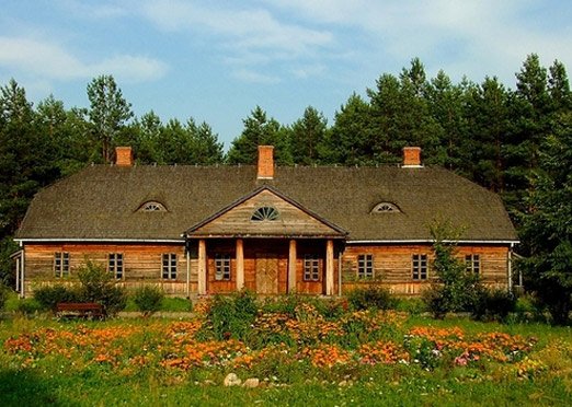 Witamy serdecznie na stronie Białostockiego Muzeum Wsi, Oddziału Muzeum Podlaskiego w Białymstoku. Odwiedzając skansen będą Państwo mogli zobaczyć zabytkową drewnianą architekturę podlaskiej wsi, taką, jaką współcześnie można już tylko podziwiać w muzeach na wolnym powietrzu. W skansenie znajdują się zarówno obiekty zaliczane do tak zwanej małej architektury, a więc krzyże, kapliczki, studnie, jak i budynki mieszkalne i gospodarcze, a także dwór przeniesiony z miejscowości Bobra Wielka. Białostockie Muzeum Wsi nadal rozwija się, przenoszone są wciąż nowe obiekty z terenu województwa podlaskiego. Często jest to jedyny sposób ich zachowania. Mamy nadzieję, że spędzą Państwo u nas miło czas i będą chętnie wracali do skansenu.