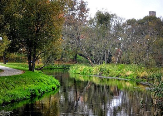 Witamy w Parku Krajobrazowym Puszczy Knyszyńskiej, który jest miejscem odpoczynku, relaksu, uprawiania sportów i wędrówek po zdrowie w cieniu sosen. Tutaj każdy znajdzie coś dla siebie. Bogactwo krajobrazu i przyrody, niezwykła historia, tradycja i różnorodność etniczno-kulturowa zaklęta w puszczańskich miasteczkach, wsiach, przydrożnych kapliczkach i ?świętych sosnach