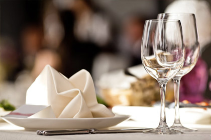 Restauracja Siódme Niebo - Bogactwo smaków Podlasia. Do Państwa dyspozycji oddajemy jedną z najpiękniejszych Restauracji w Białymstoku. Oprócz wspaniałych wnętrz lokal zachwyca wyjątkowym, starannie skomponowanym menu, składającym się m.in. ze specjałów kuchni regionalnej. To doskonała okazja, aby poznać kulinarne bogactwo Podlasia. Nasza restauracja to idealne miejsce na dobrą kawę, lunch biznesowy, spotkanie towarzyskie i bankiet. Nasi kucharze sprostają wymaganiom zarówno miłośników kuchni tradycyjnej, jak i wytrawnych smakoszy. Przygotowujemy potrawy wyłącznie z dodatkiem naturalnych przypraw i ziół.